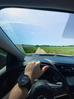 Manzaralı Kırsal Toprak Yolu kopyalama alanı üzerinde sürüş