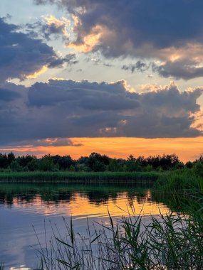 Huzurlu Günbatımı Yansıması Bir Sakin Göl kopyalama alanı üzerine