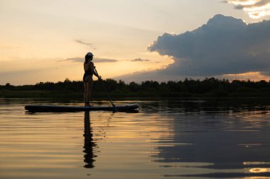 Günbatımında Sükunet Gölü 'nde Kürek çeken Kadın