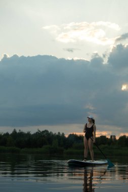 Günbatımında Sükunet Gölü 'nde Kürek çeken Kadın