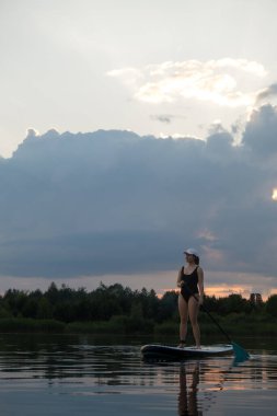 Günbatımında Sükunet Gölü 'nde Kürek çeken Kadın