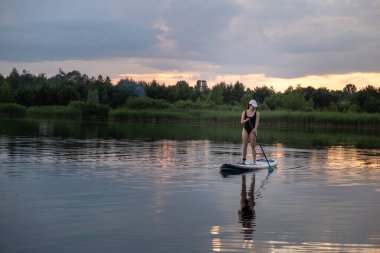 Günbatımında Sükunet Gölü 'nde Kürek çeken Kadın