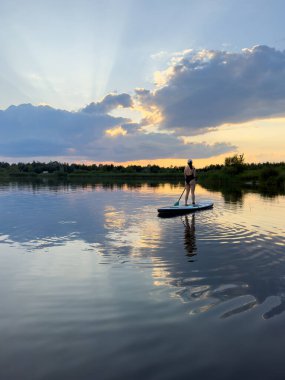 Günbatımında Sükunet Gölü 'nde Kürek çeken Kadın