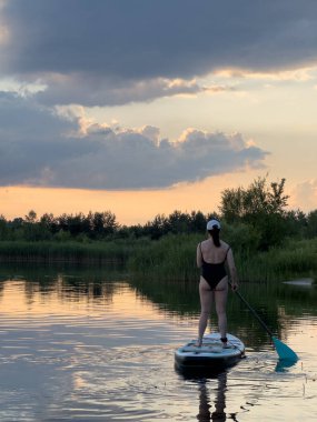 Günbatımında Sükunet Gölü 'nde Kürek çeken Kadın