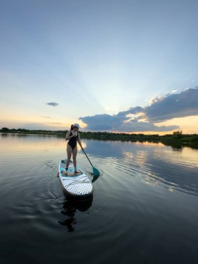 Günbatımında Sükunet Gölü 'nde Kürek çeken Kadın
