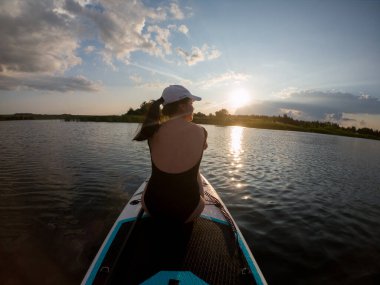 Günbatımı Kopyalama Uzayı 'nda Kadın Dinleniyor