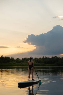 Günbatımında Sükunet Gölü 'nde Kürek çeken Kadın