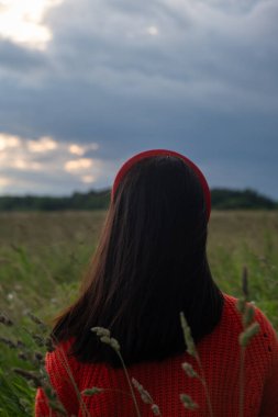 Grassy Field Arka Görünümlü Kırmızı Süveterli Kadın