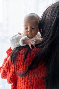 Anne ve Bebek Arasındaki Şefkat Anı Pencere Portresi
