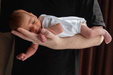 Yeni doğmuş Bebek Beşik Elde Yaklaş