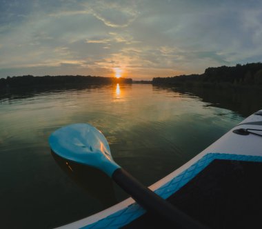 Tranquil Gölü 'nde Günbatımı Paddleboard Kopyalama Uzayı