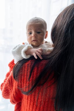 Anne ve Bebek Arasındaki Şefkat Anı Pencere Portresi