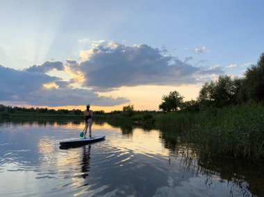 Günbatımında Sükunet Gölü 'nde Kürek çeken Kadın