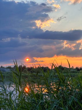 Huzurlu Günbatımı Yansıması Bir Sakin Göl kopyalama alanı üzerine