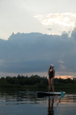 Günbatımında Sükunet Gölü 'nde Kürek çeken Kadın