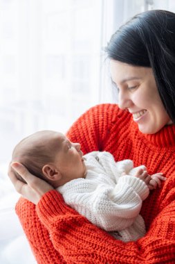 Anne ve Bebek Arasındaki Şefkat Anı Pencere Portresi