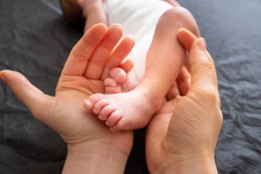 Hassas an: Yetişkin Elleri Yeni Doğmuş Bebek Ayaklarını Tutuyor Yaklaş