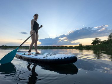 Günbatımında Sükunet Gölü 'nde Kürek çeken Kadın