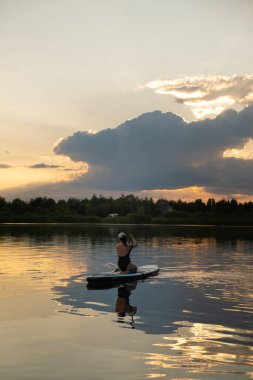 Günbatımı Kopyalama Uzayı 'nda Kadın Dinleniyor