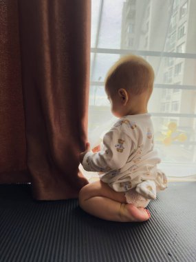 Pijamalı bebek Pencereden Dışarı Bakıyor Kopyalama Boşluğu