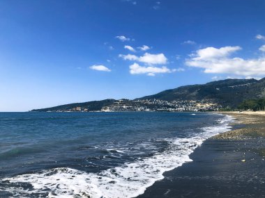 Deniz kıyısındaki bir dağda bir şehir
