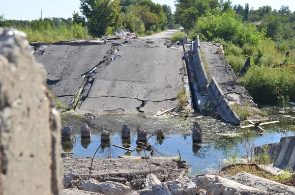Chernihiv şehrinde havaya uçurulmuş bir köprü.