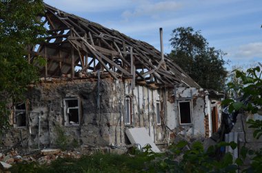 Chernihiv. Şehrin bombalanması sırasında Rus bombasıyla vurulan özel bir ev..