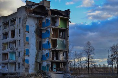 Borodyanka, Kyiv bölgesi. Şehir Rus birliklerinin işgalinden kurtulduktan bir yıl sonra. Yıkılmış evler.