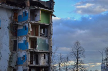 Borodyanka, Kyiv bölgesi. Şehir Rus birliklerinin işgalinden kurtulduktan bir yıl sonra. Yıkılmış evler.