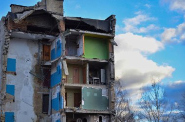 Borodyanka, Kyiv bölgesi. Şehir Rus birliklerinin işgalinden kurtulduktan bir yıl sonra. Yıkılmış evler.