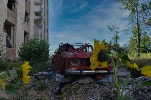 Chernihiv. Araba, şehre yapılan roket saldırılarında hasar gördü..
