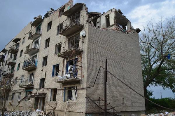 Chasiv Yar, Donetsk bölgesi, Ukrayna - Temmuz 2022: Rus füzesinin vurduğu ev