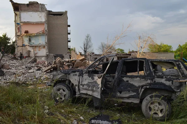 Chasiv Yar, Donetsk bölgesi, Ukrayna - Temmuz 2022: Rus füzesinin vurduğu ev