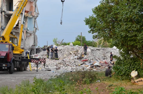 Chasiv Yar, Donetsk bölgesi, Ukrayna - Temmuz 2022: Rus füzesinin vurduğu ev