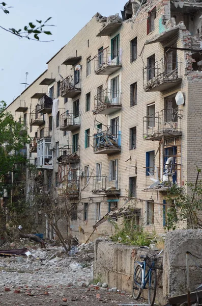 Chasiv Yar, Donetsk bölgesi, Ukrayna - Temmuz 2022: Rus füzesinin vurduğu ev