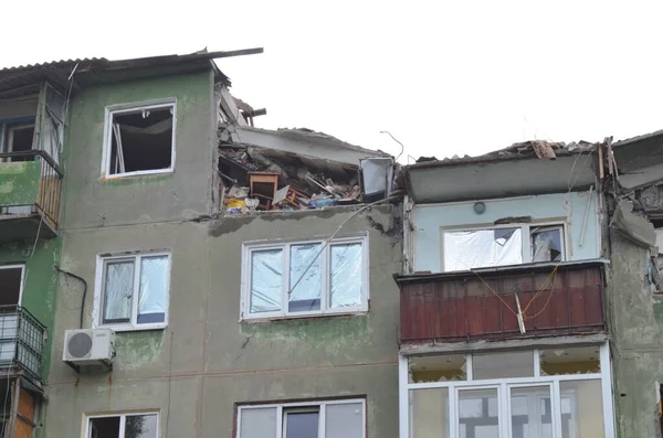Kostiantynivka, Donetsk bölgesi, Ukrayna - Ağustos 2022: bir Rus mermisi sivil bir binaya isabet etti