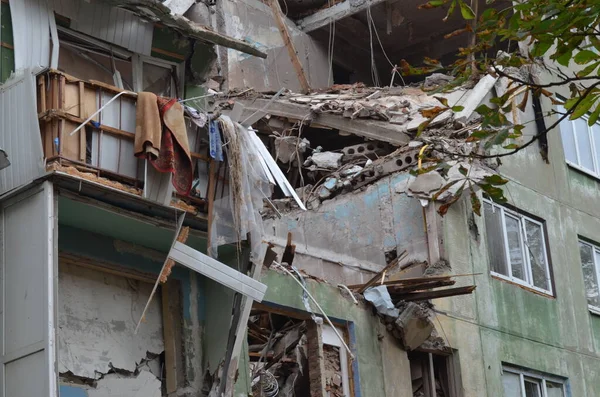 Kostiantynivka, Donetsk bölgesi, Ukrayna - Ağustos 2022: bir Rus mermisi sivil bir binaya isabet etti
