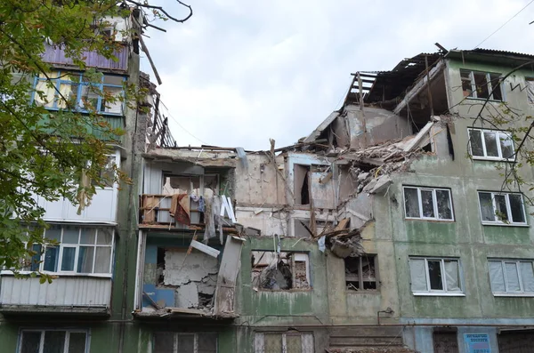Kostiantynivka Región Donetsk Ucrania Agosto 2022 Proyectil Ruso Golpea Edificio —  Fotos de Stock