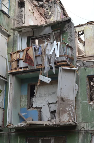 Kostiantynivka, Donetsk bölgesi, Ukrayna - Ağustos 2022: bir Rus mermisi sivil bir binaya isabet etti