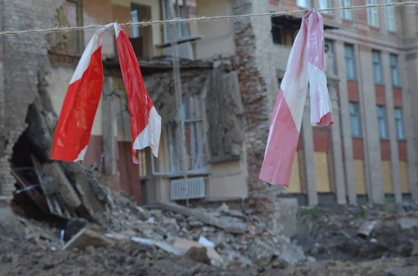 Kostyantynivka, Donetsk bölgesi, Ukrayna - Ağustos 2022: bir Rus mermisi bir okulu vurdu