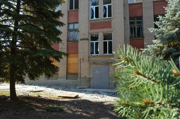 Kostyantynivka, Donetsk bölgesi, Ukrayna - Ağustos 2022: bir Rus mermisi bir okulu vurdu