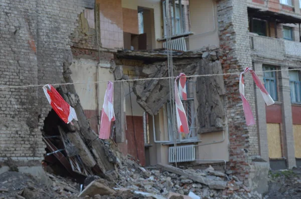 Kostyantynivka, Donetsk bölgesi, Ukrayna - Ağustos 2022: bir Rus mermisi bir okulu vurdu