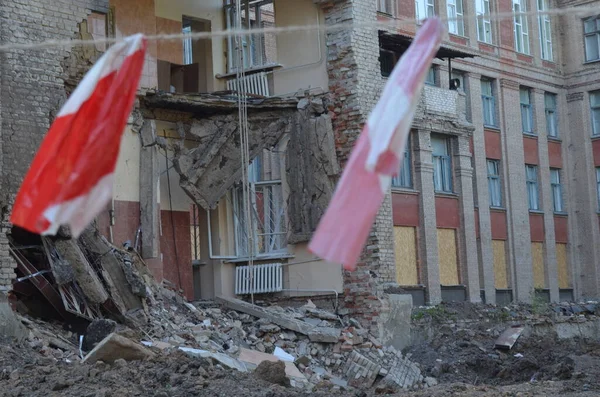 Kostyantynivka, Donetsk bölgesi, Ukrayna - Ağustos 2022: bir Rus mermisi bir okulu vurdu
