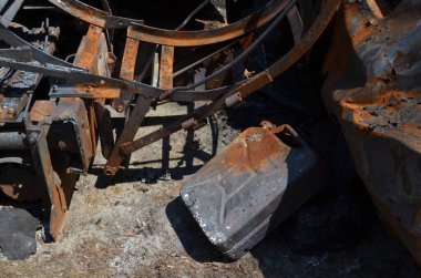 Irpin, Kyiv bölgesi, Ukrayna - Eylül 2022: kentin bombalanmasından sonra, arabalar vuruldu