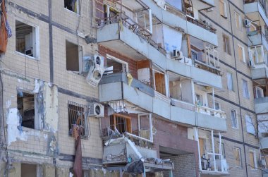 Dnipro, Ukrayna - Şubat 2023: Rus füzesinin vurduğu ev