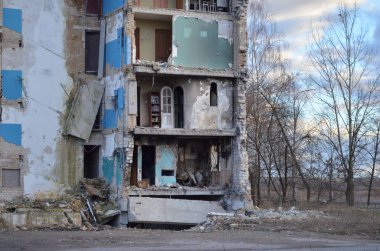 Borodyanka, Kyiv bölgesi, Ukrayna - Şubat 2023: İşgalden bir yıl sonra Rus birliklerinin bombaladığı bir kasabada çocuk parkı