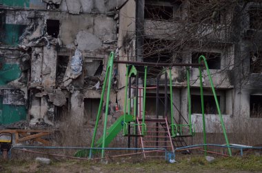 Borodyanka, Kyiv bölgesi, Ukrayna - Şubat 2023: İşgalden bir yıl sonra Rus birliklerinin bombaladığı bir kasabada çocuk parkı