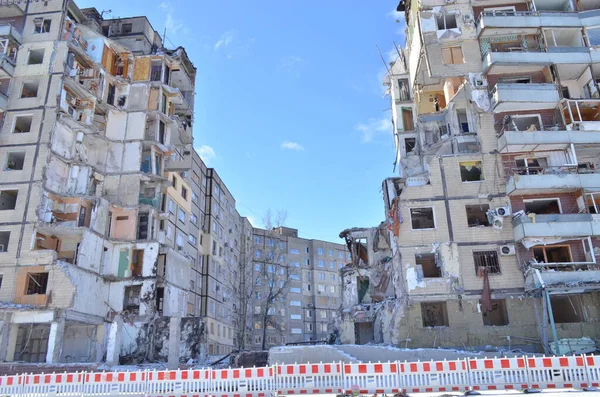 Dnipro, Ukrayna - Şubat 2023: Rus füzesinin vurduğu ev