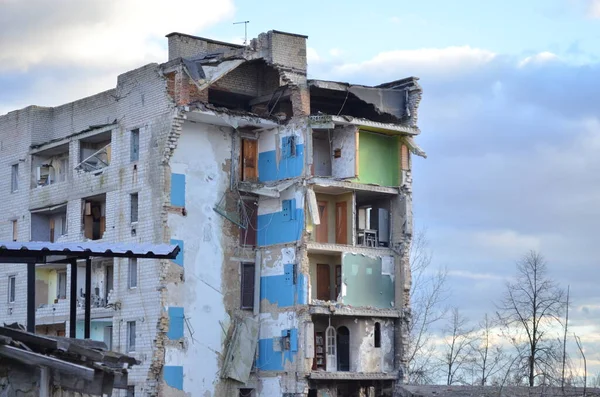 Borodyanka, Kyiv bölgesi, Ukrayna - Şubat 2023: İşgalden bir yıl sonra Rus birliklerinin bombaladığı bir kasabada çocuk parkı