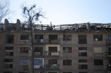24 Nisan 2025 'te Kyiv' in Sviatoshynskyi ilçesine yapılan Rus füze bombardımanı sonucu yıkılan penceresiz ve yıkık çatılı bir ev.